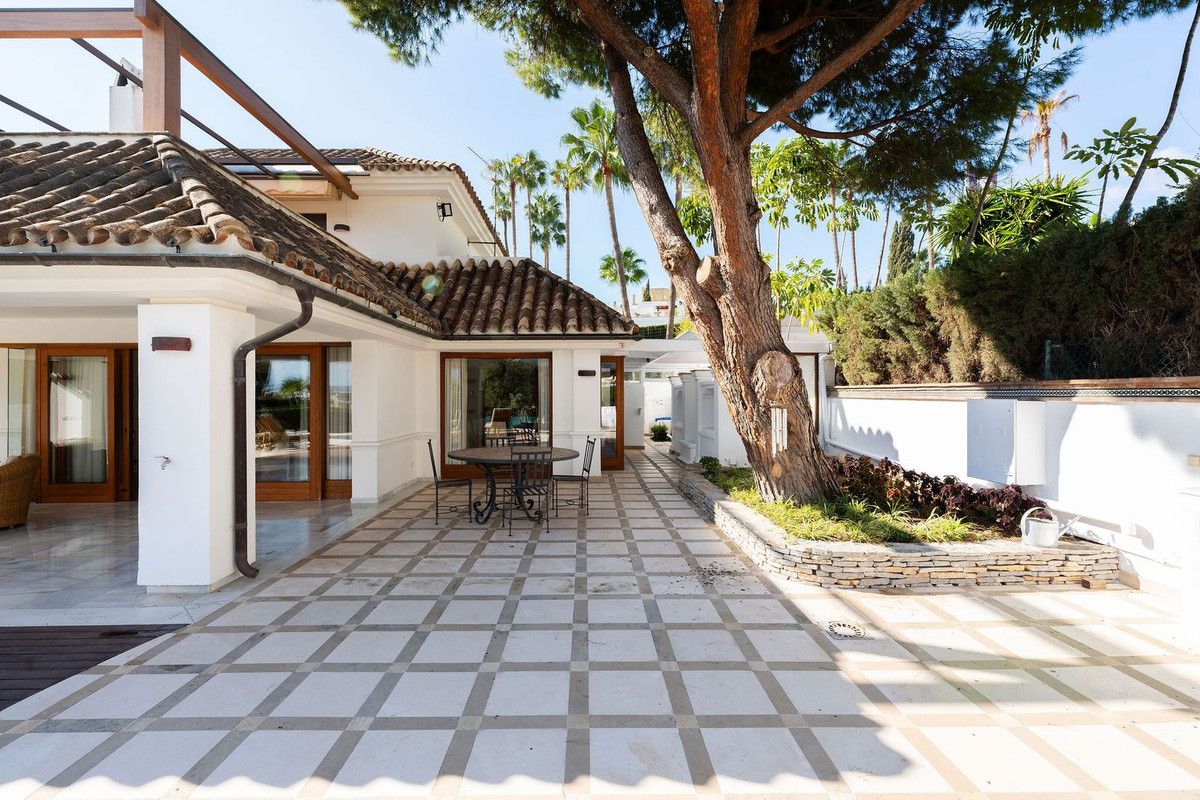 Detached Villa in Nueva Andalucía, Nueva Andalucía, 3/12