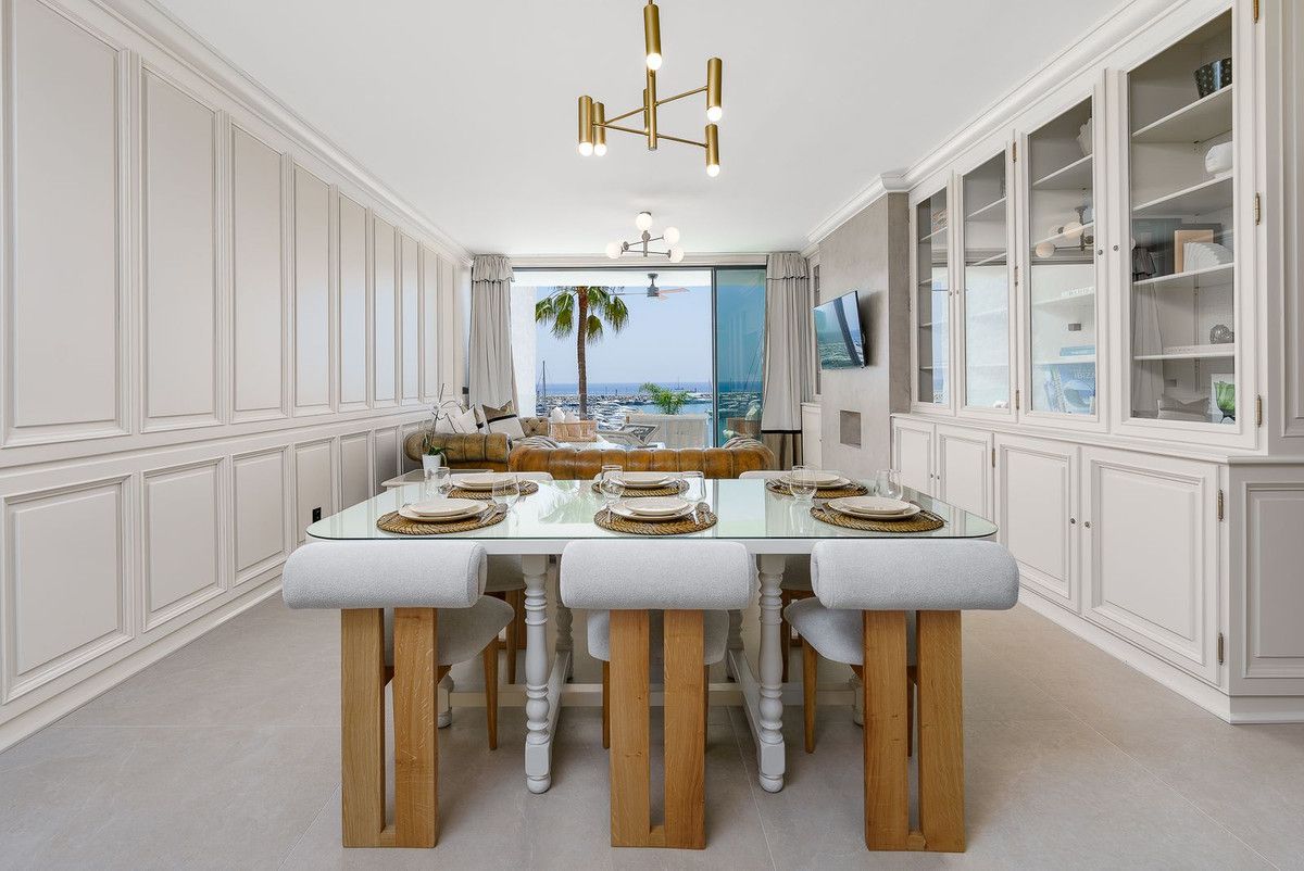 Apartament na środkowym piętrze w Puerto Banús, Puerto Banús, 1/12