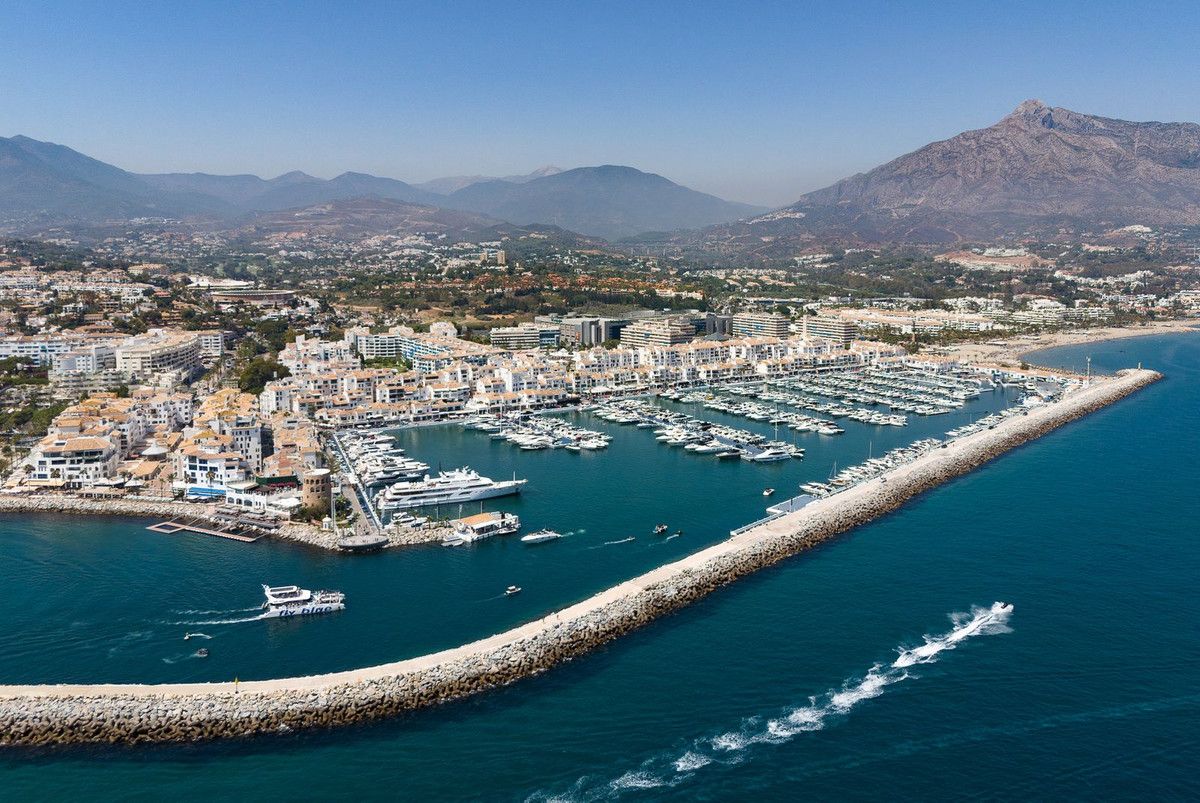 Apartament na środkowym piętrze w Puerto Banús, Puerto Banús, 2/12