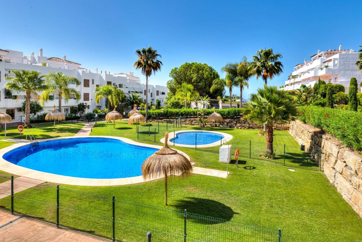Middle Floor Apartment in Estepona, Estepona, 1/12