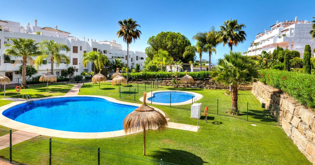 Middle Floor Apartment in Estepona, Estepona, 1/12