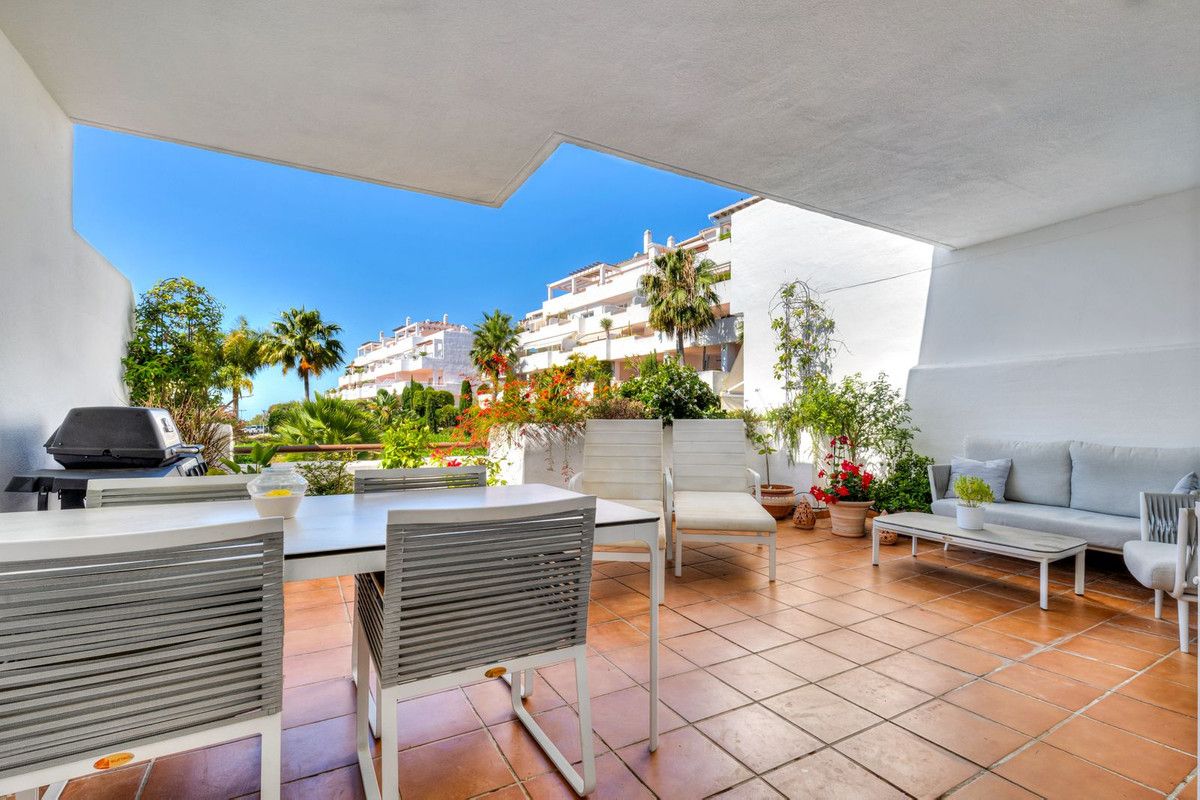 Middle Floor Apartment in Estepona, Estepona, 2/12