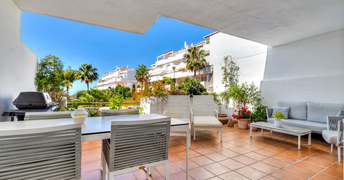 Middle Floor Apartment in Estepona, Estepona, 2/12