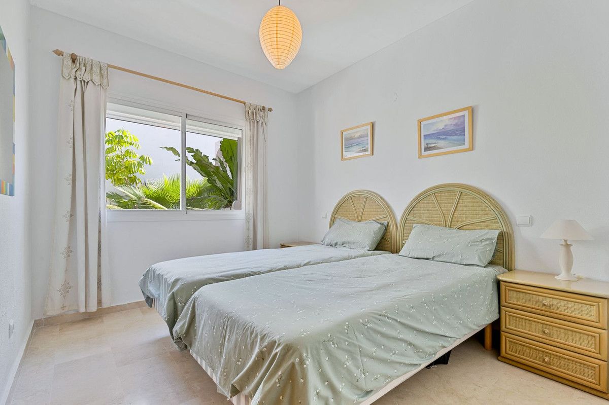 Middle Floor Apartment in Estepona, Estepona, 12/12