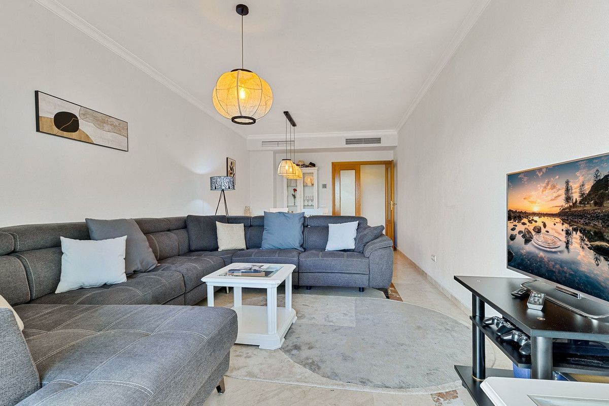 Middle Floor Apartment in Estepona, Estepona, 4/12