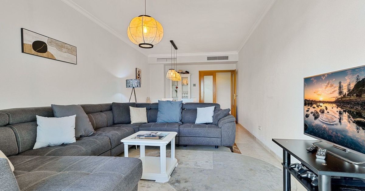 Middle Floor Apartment in Estepona, Estepona, 4/12