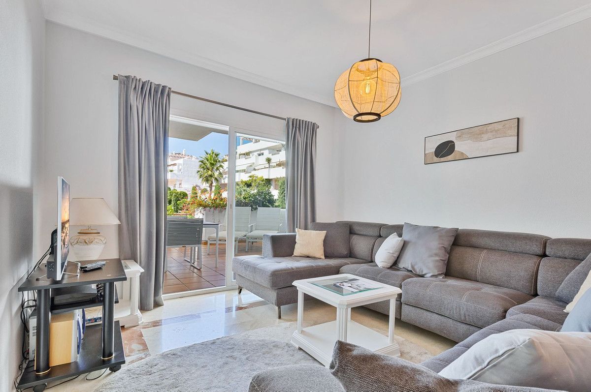 Middle Floor Apartment in Estepona, Estepona, 5/12