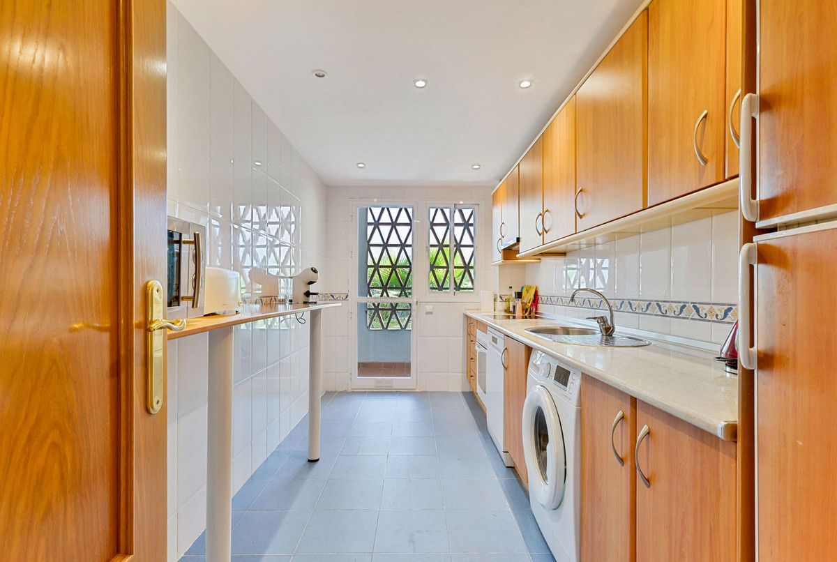 Middle Floor Apartment in Estepona, Estepona, 9/12
