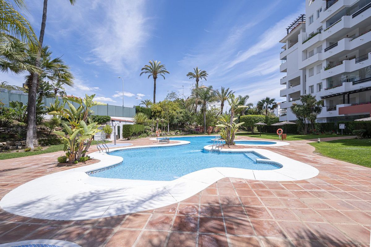 Квартира на среднем этаже в Puerto Banús, Puerto Banús, 1/12