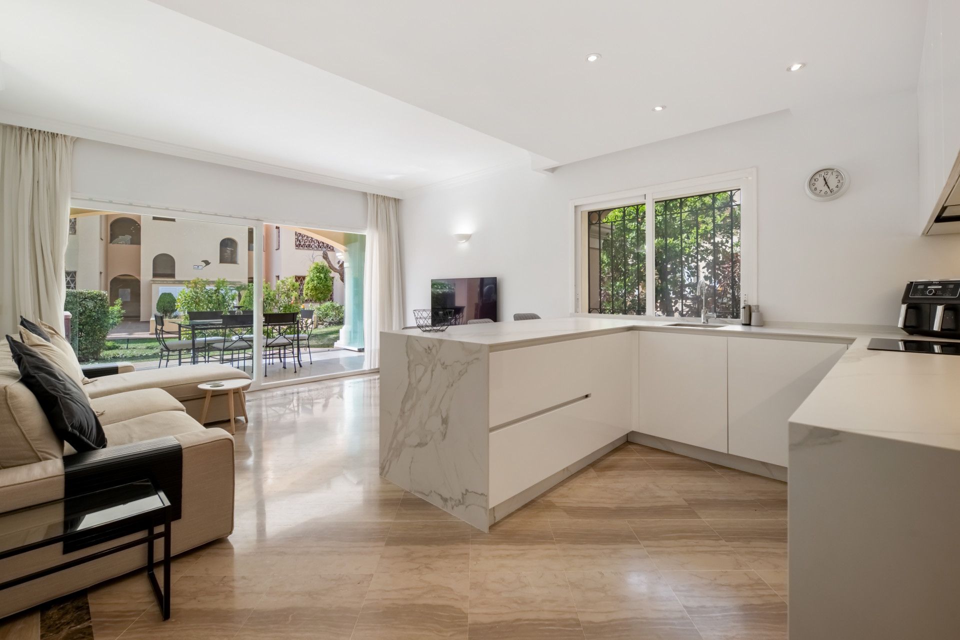 Apartament na parterze w Marbella East, Hacienda Elviria, Marbella East, 2/12