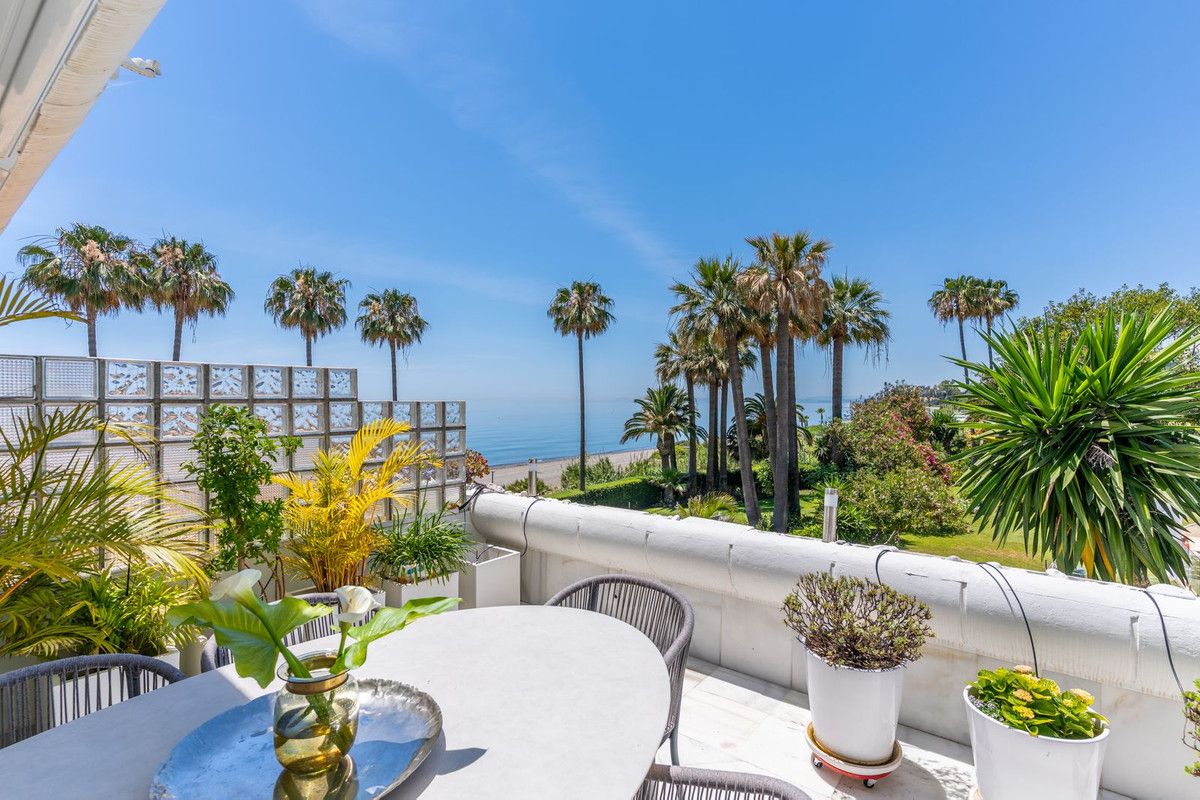 Middle Floor Apartment in Estepona, Estepona, 1/12