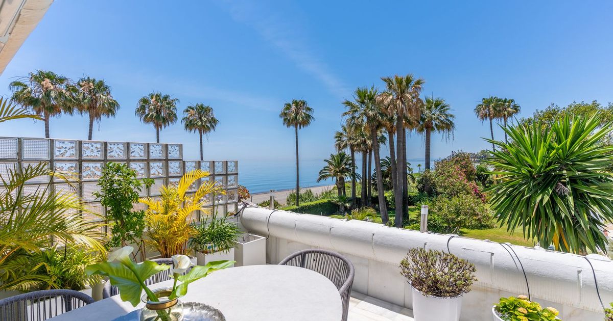 Middle Floor Apartment in Estepona, Estepona, 1/12
