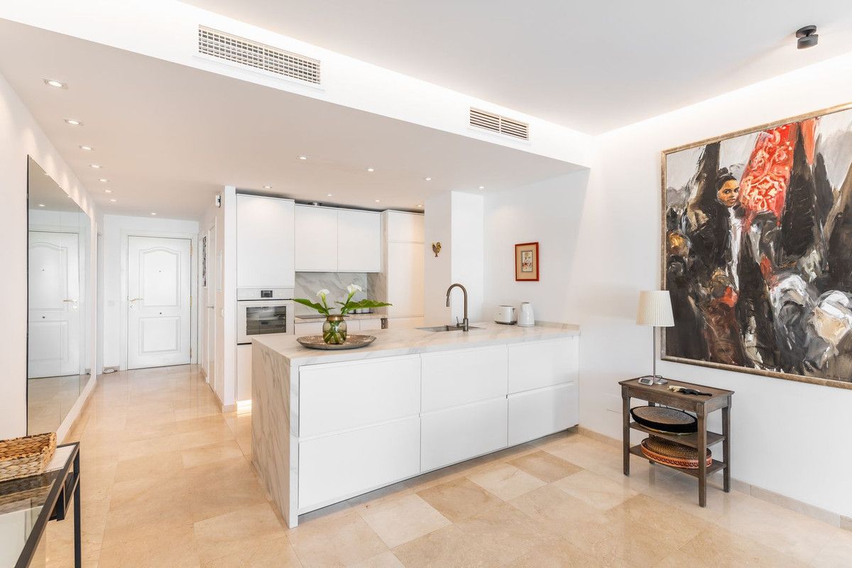Middle Floor Apartment in Estepona, Estepona, 2/12