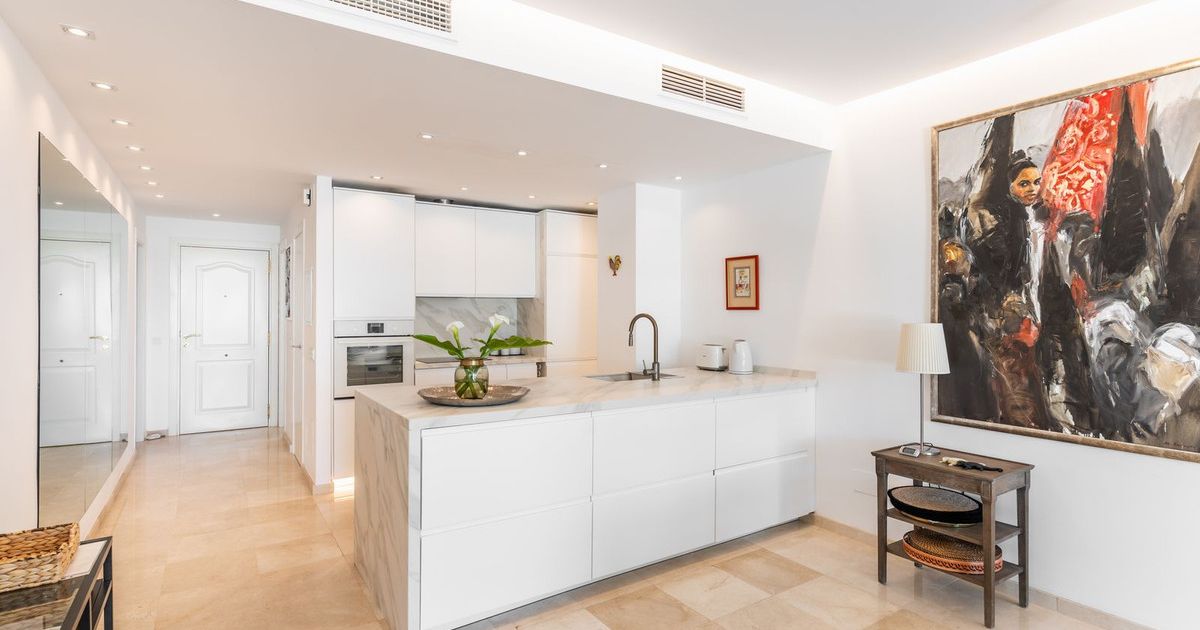 Middle Floor Apartment in Estepona, Estepona, 2/12