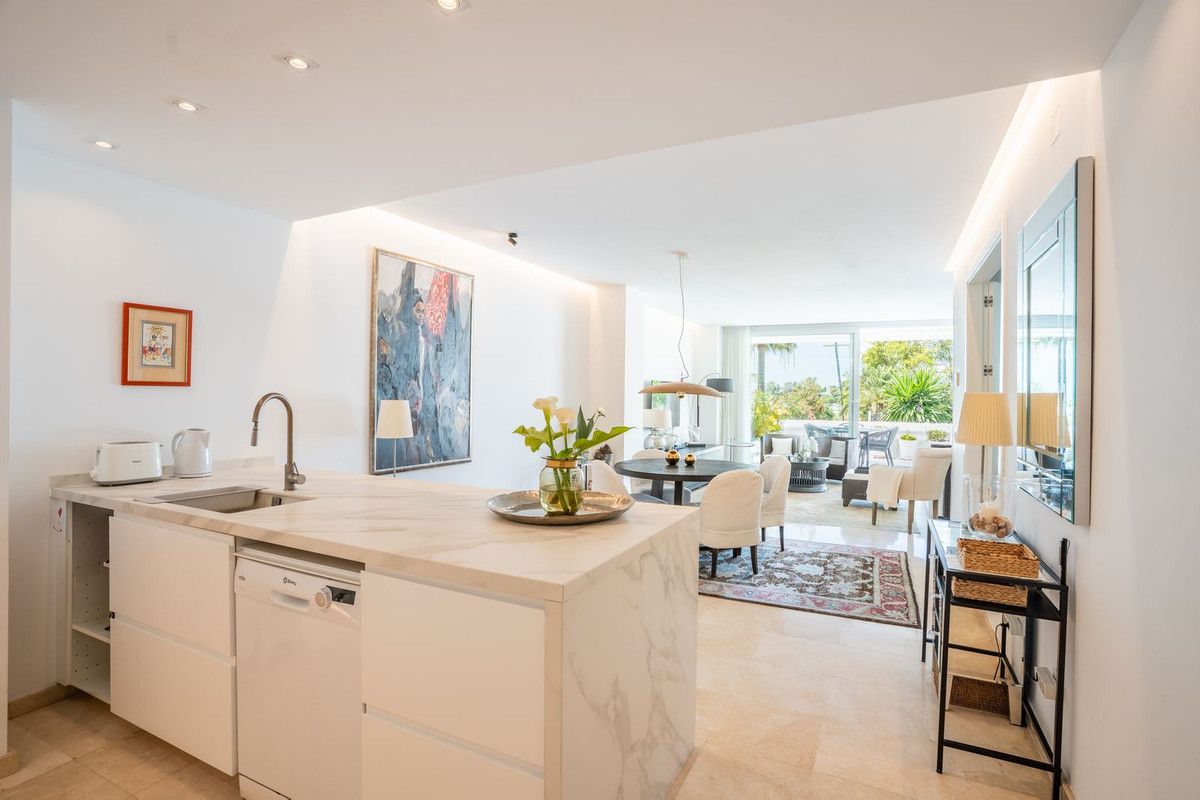 Middle Floor Apartment in Estepona, Estepona, 5/12