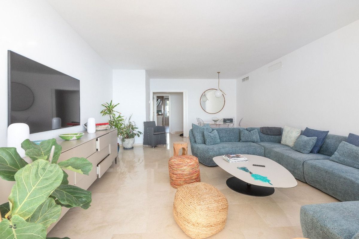 Квартира на среднем этаже в Estepona, Estepona, 9/12