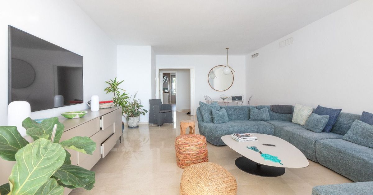 Квартира на среднем этаже в Estepona, Estepona, 9/12