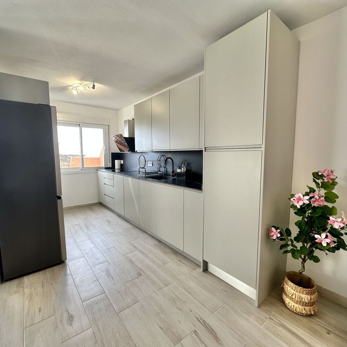 Appartement op de middelste verdieping in Calahonda, Calahonda, 11/12