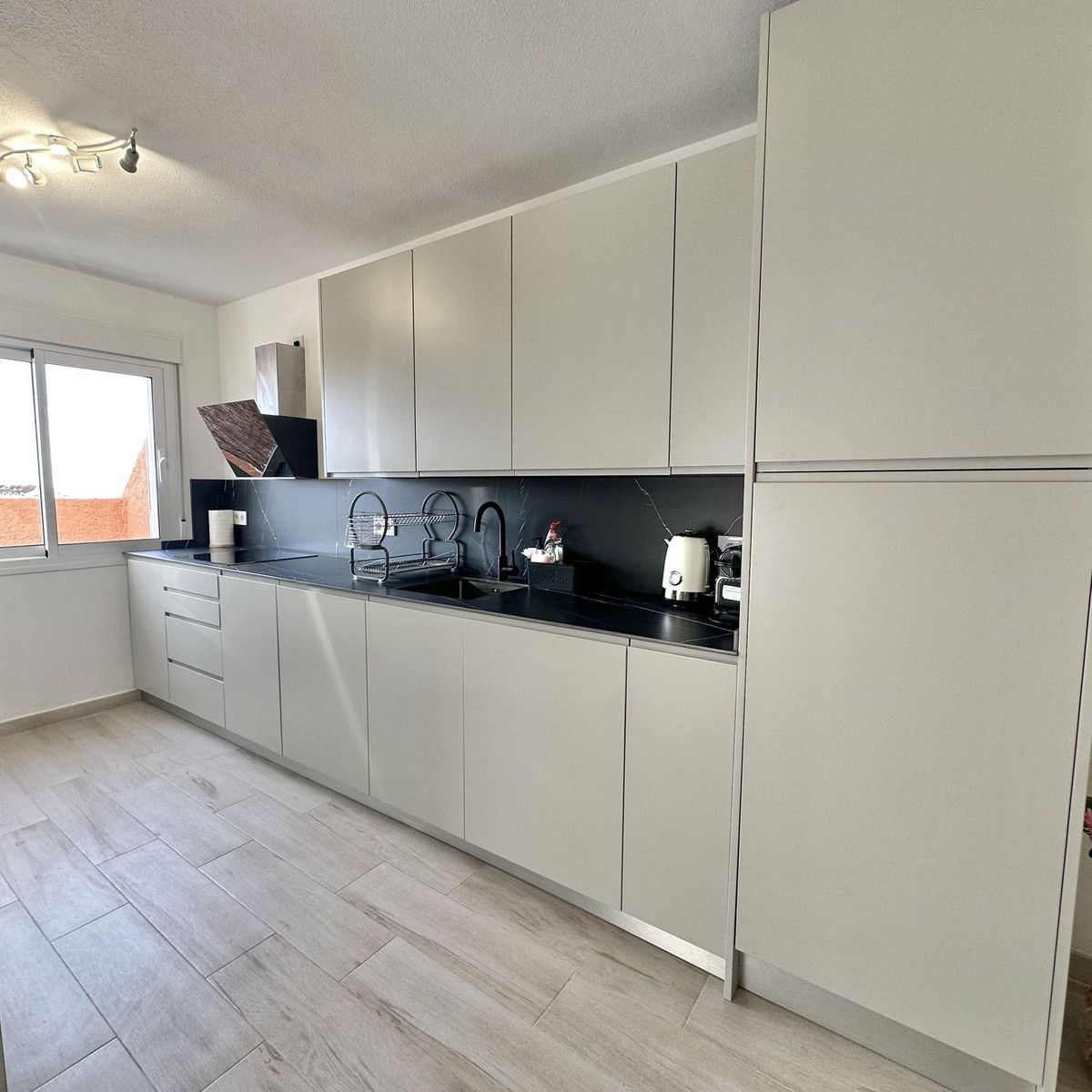 Appartement op de middelste verdieping in Calahonda, Calahonda, 12/12