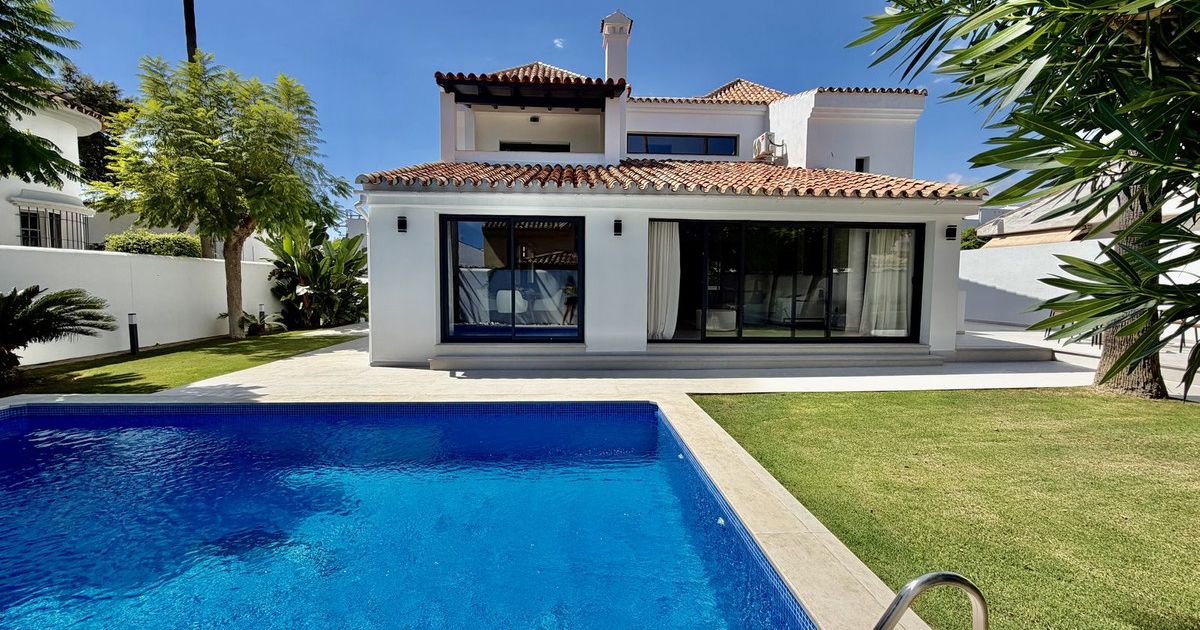Detached Villa in Nueva Andalucía, Nueva Andalucía, 1/12