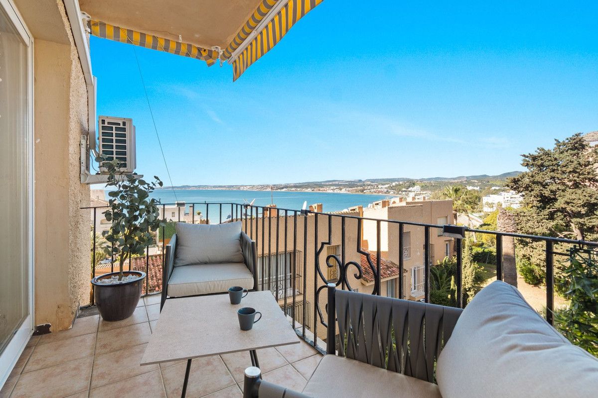 Middle Floor Apartment in Estepona, Estepona, 1/12