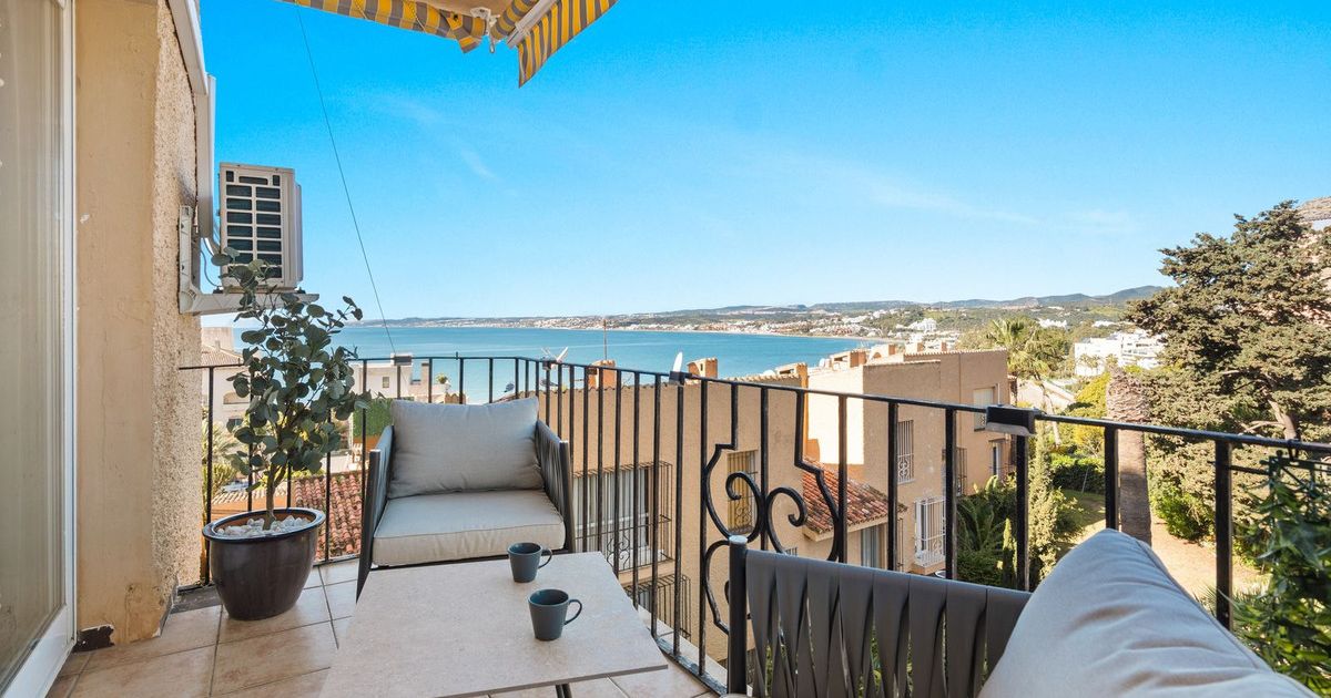 Middle Floor Apartment in Estepona, Estepona, 1/12