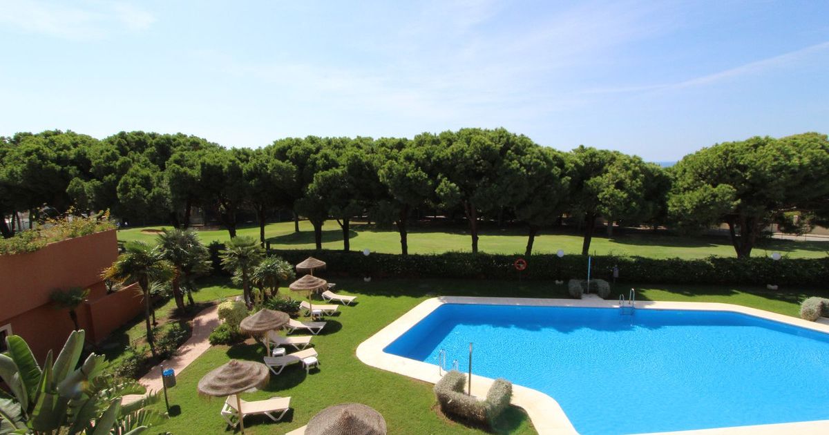 Квартира на среднем этаже в Cabopino, Cabopino, 1/12