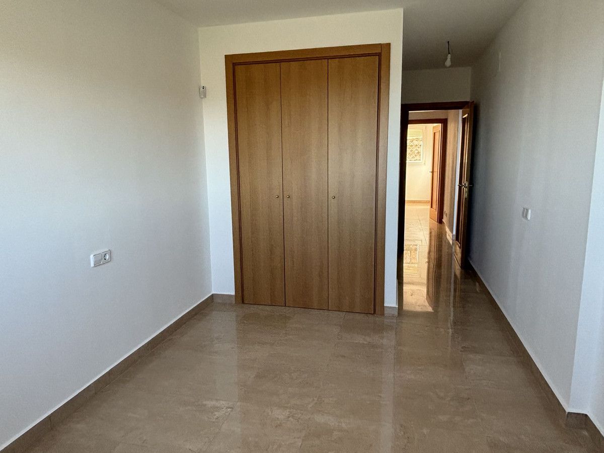 Middle Floor Apartment in La Duquesa, La Duquesa, 6/12