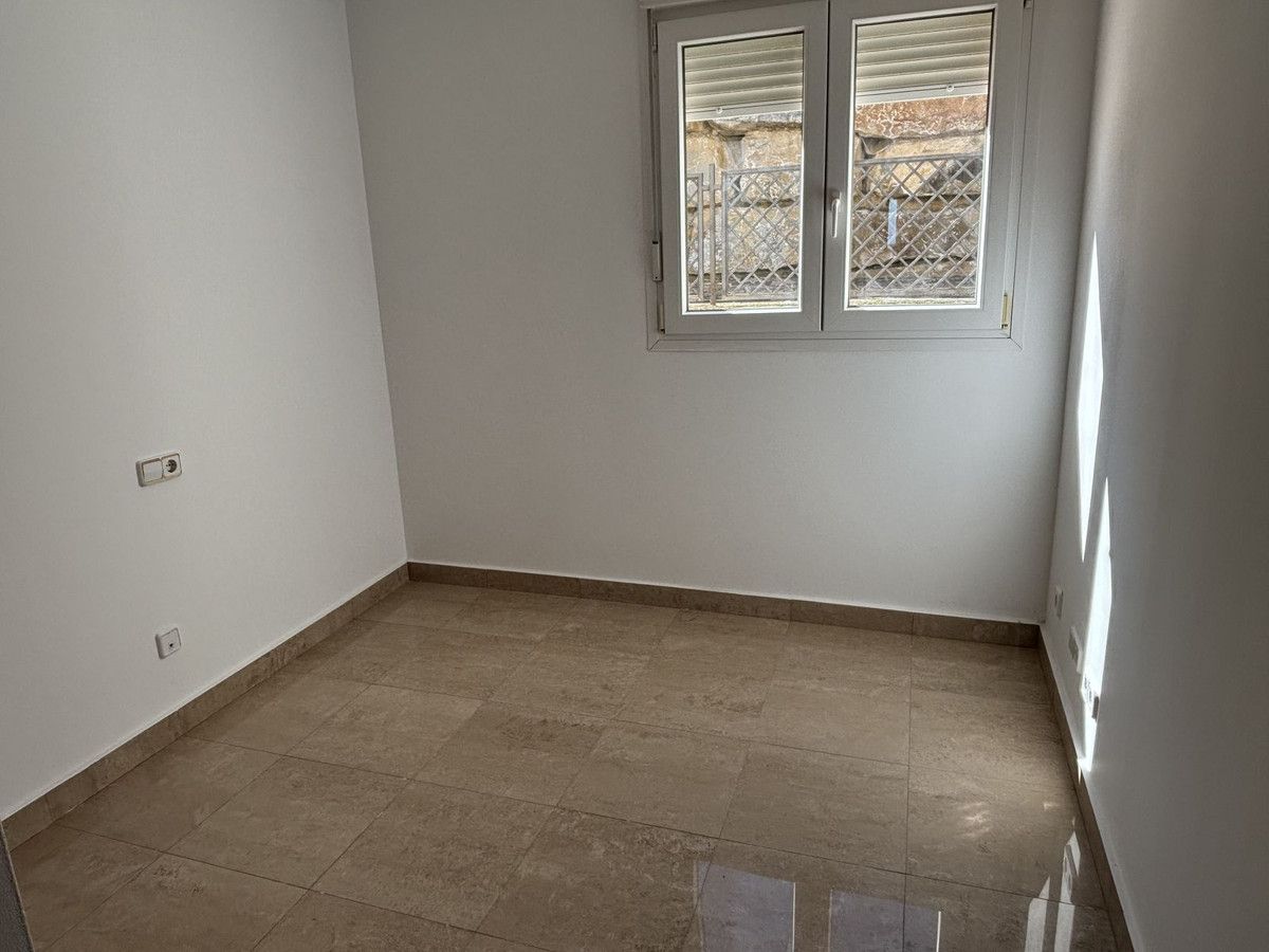 Middle Floor Apartment in La Duquesa, La Duquesa, 10/12