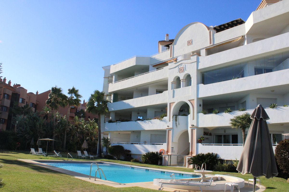 Квартира на среднем этаже в Marbella, Marbella, 1/12