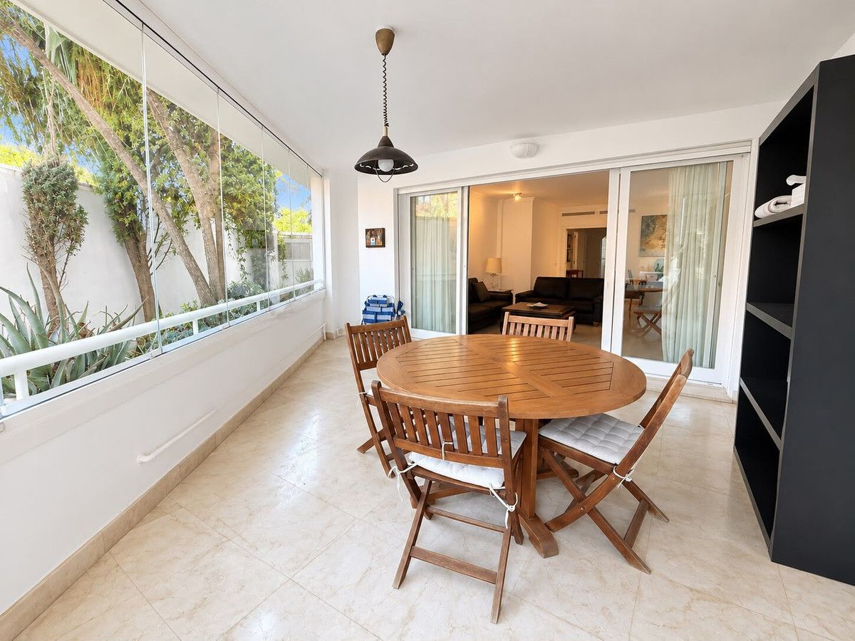 Квартира на среднем этаже в Marbella, Marbella, 3/12