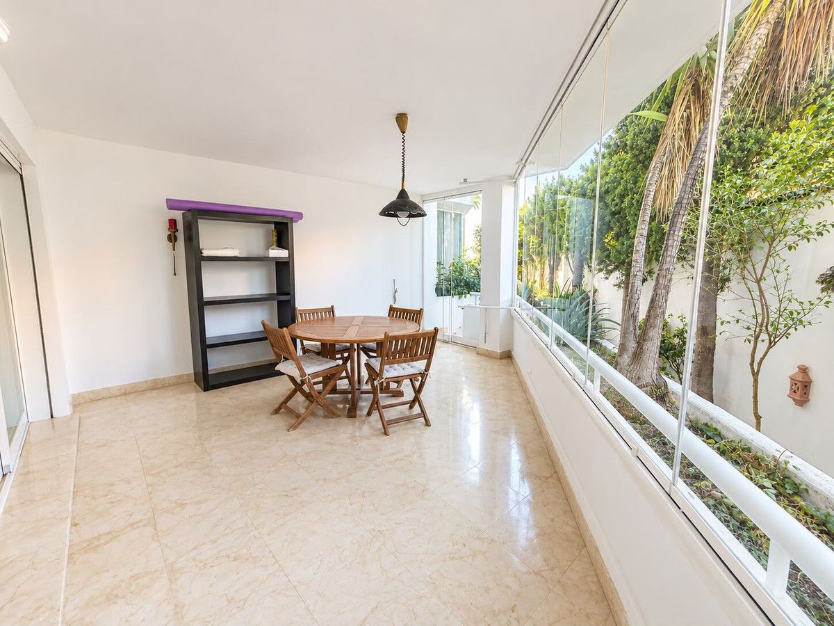 Квартира на среднем этаже в Marbella, Marbella, 4/12