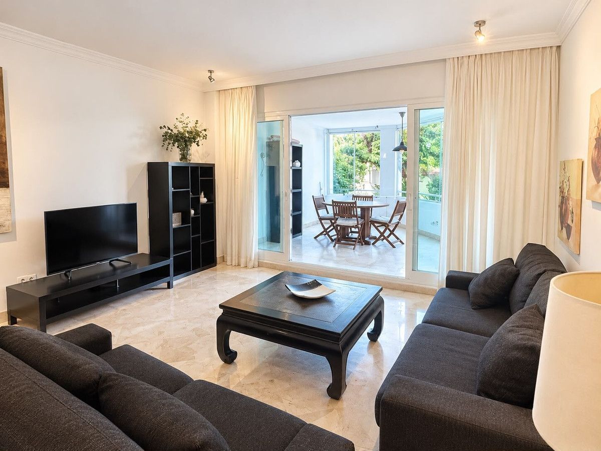 Квартира на среднем этаже в Marbella, Marbella, 6/12