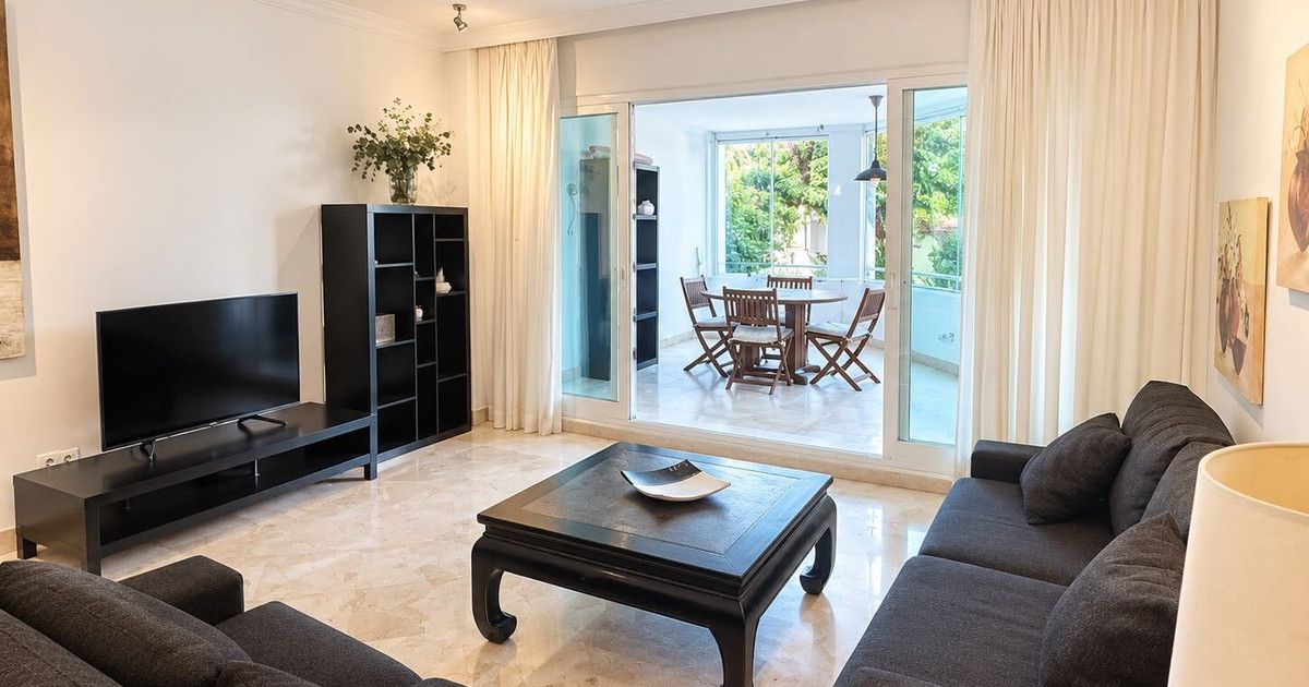 Квартира на среднем этаже в Marbella, Marbella, 6/12