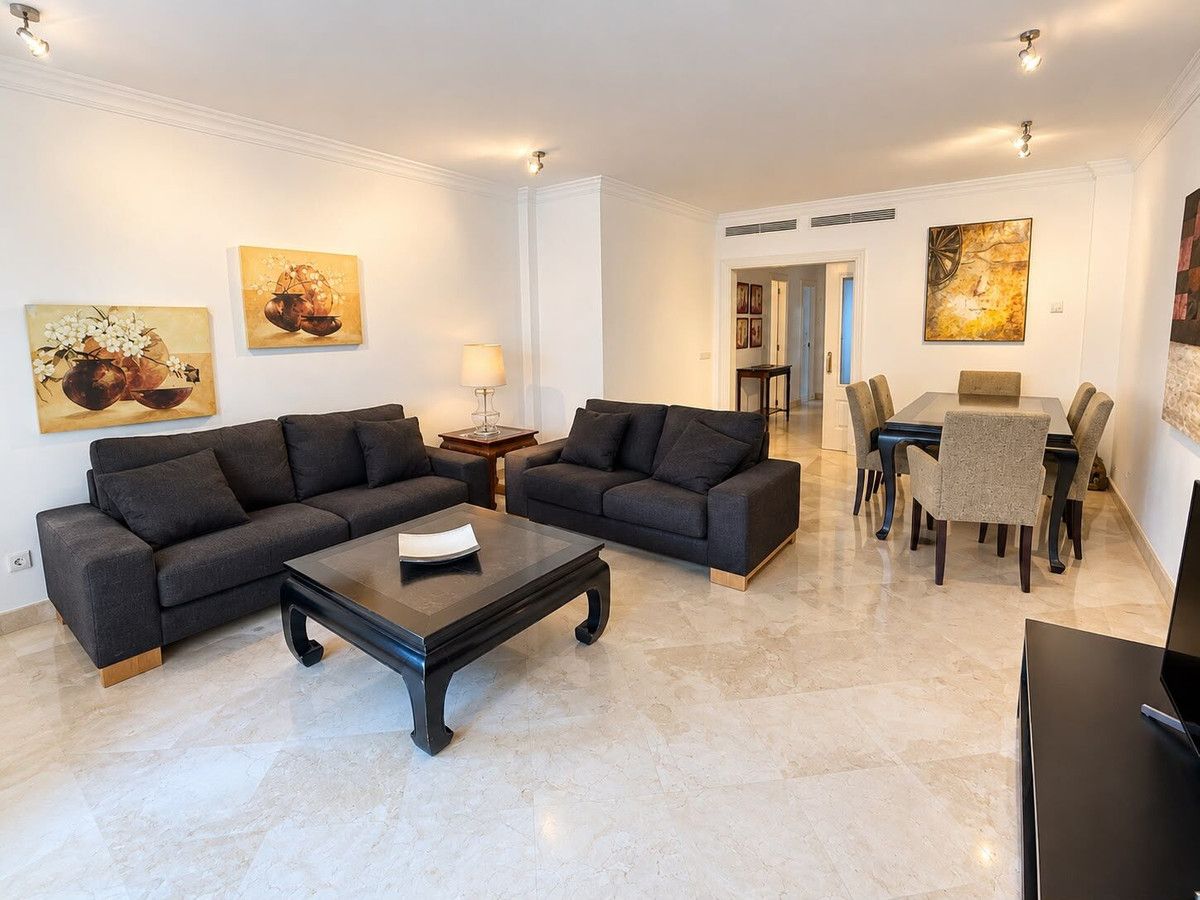 Квартира на среднем этаже в Marbella, Marbella, 7/12