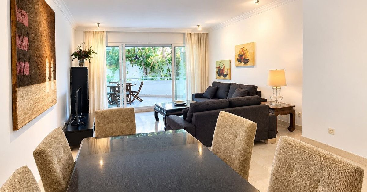 Квартира на среднем этаже в Marbella, Marbella, 8/12