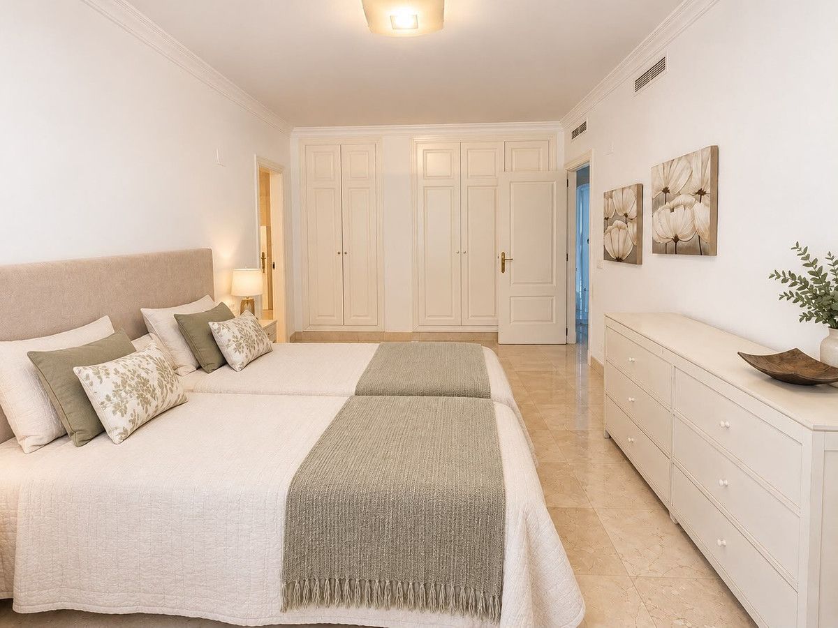 Квартира на среднем этаже в Marbella, Marbella, 9/12