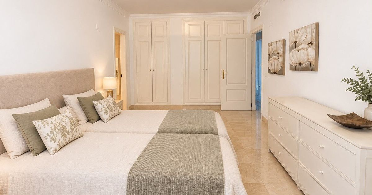 Квартира на среднем этаже в Marbella, Marbella, 9/12