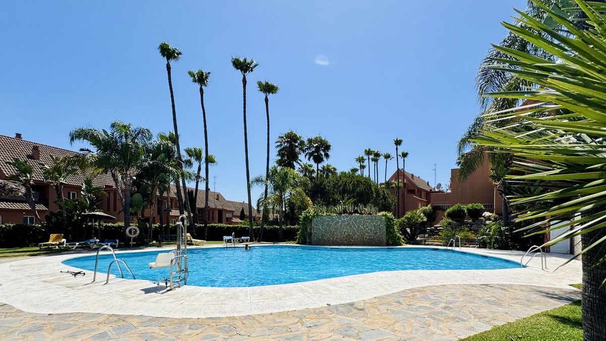 Квартира на среднем этаже в Casares Playa, Casares Playa, 1/12