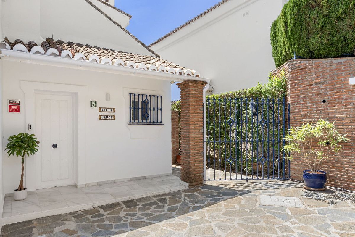 Detached Villa in El Chaparral, El Chaparral, 6/12