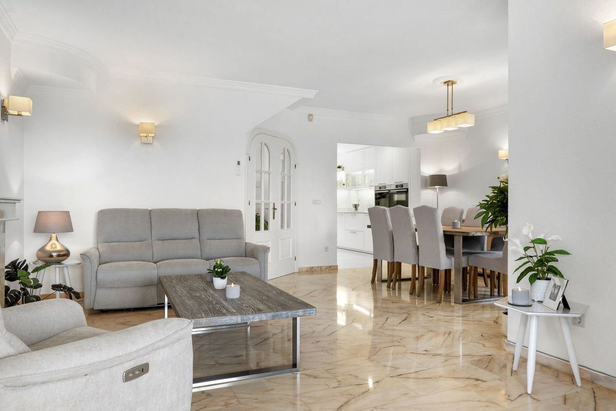 Detached Villa in El Chaparral, El Chaparral, 9/12