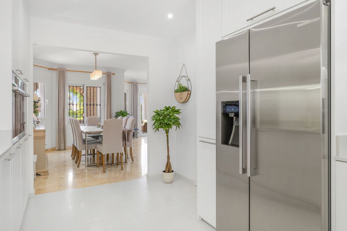 Detached Villa in El Chaparral, El Chaparral, 10/12