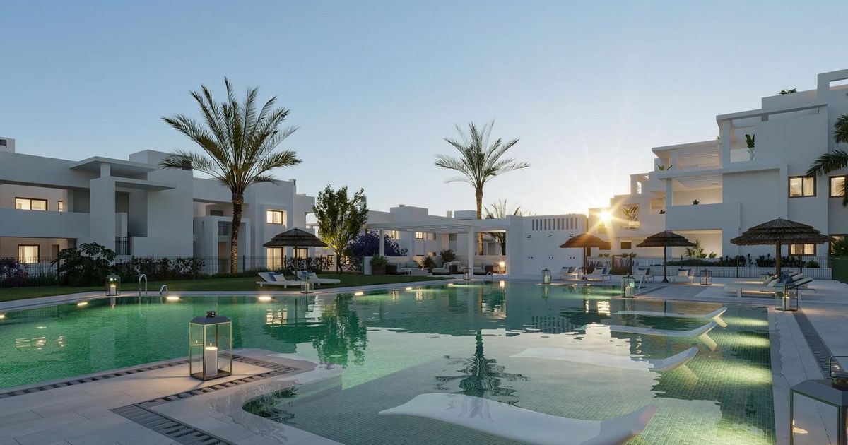 Middle Floor Apartment in Estepona, Estepona, 2/12