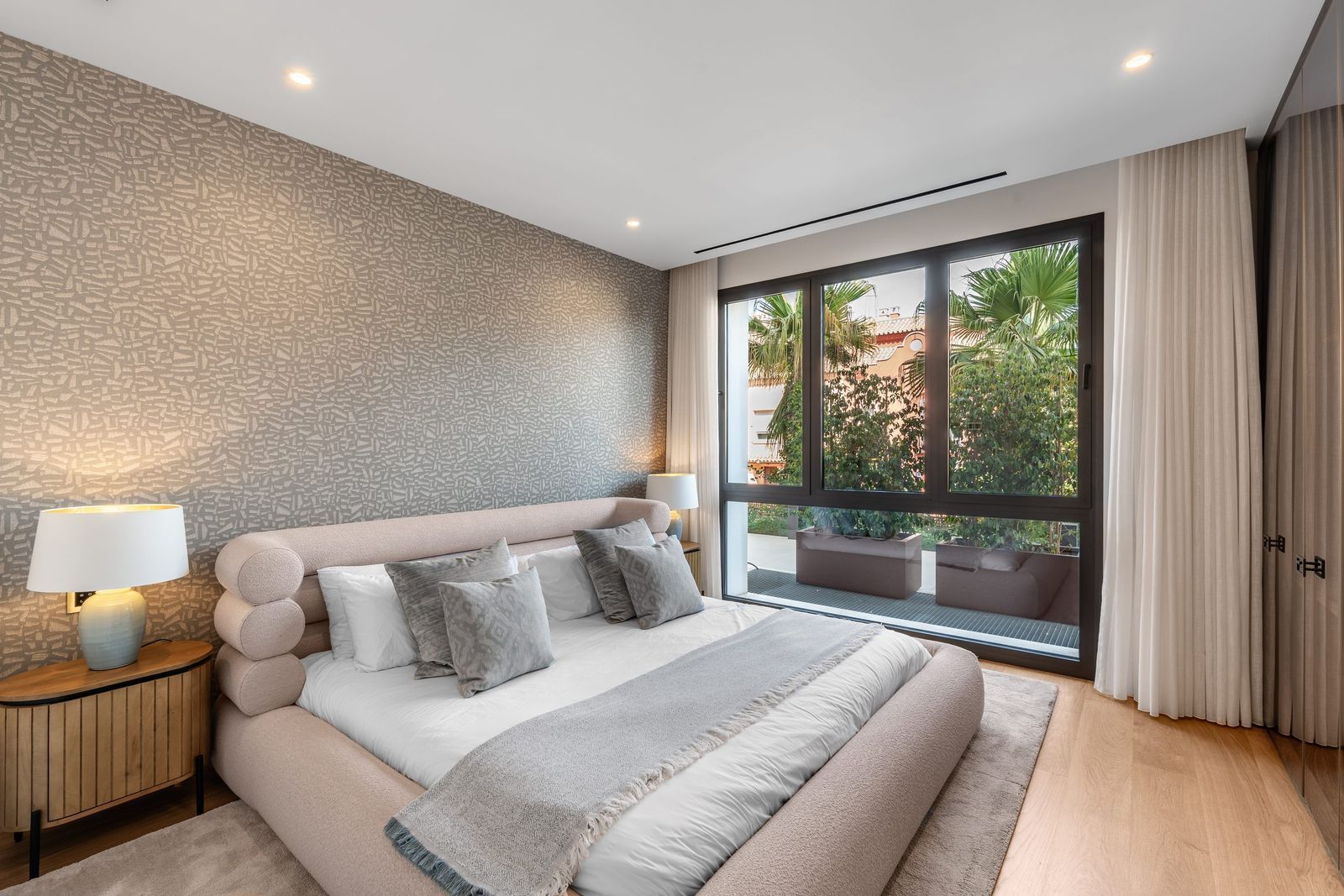 Ground Floor Apartment in The Golden Mile, The Golden Mile, 11/12