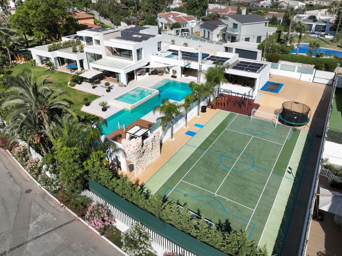 Detached Villa in El Paraiso, El Paraiso, 3/12