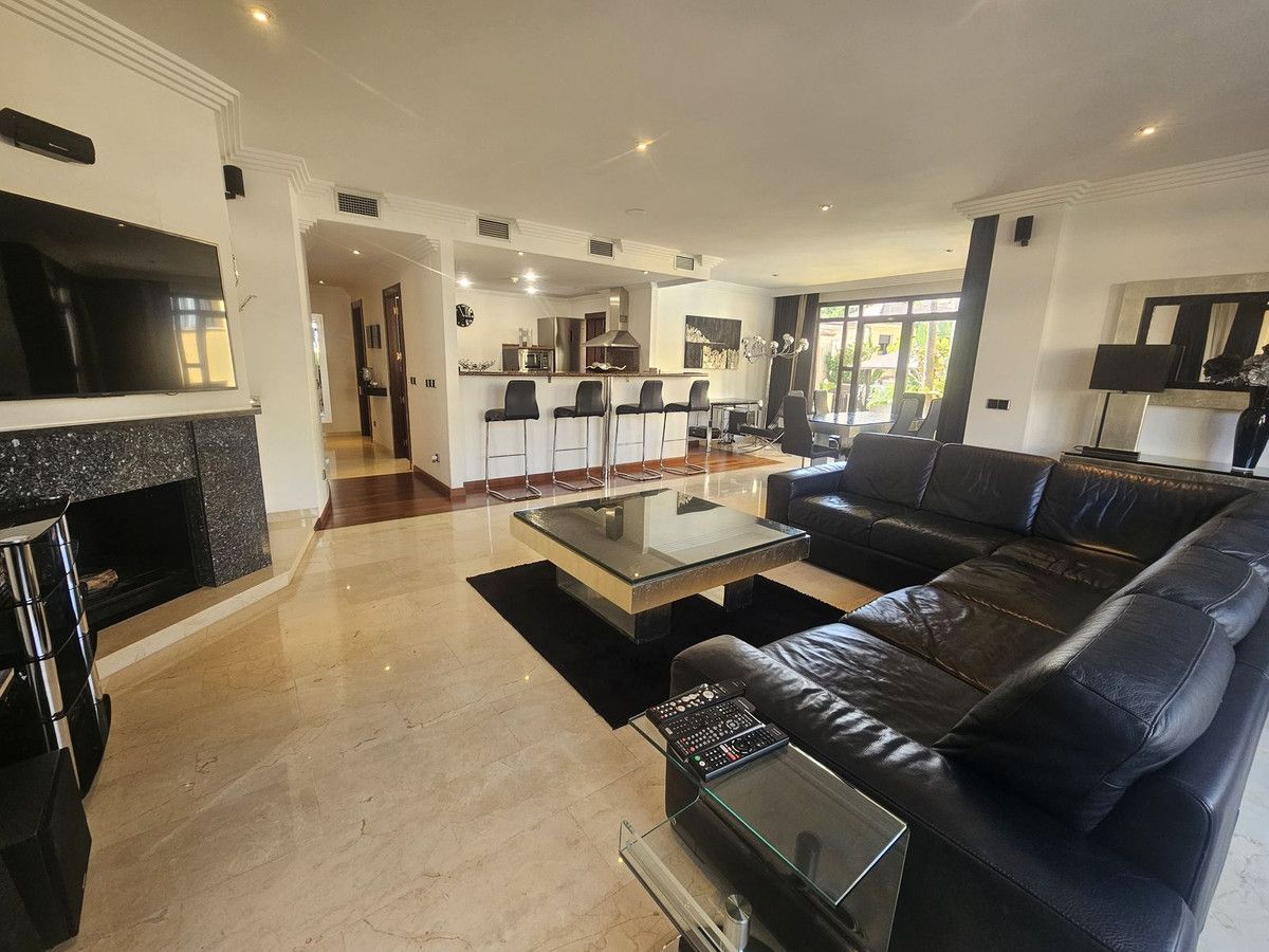 Middle Floor Apartment in Puerto Banús, Puerto Banús, 3/12