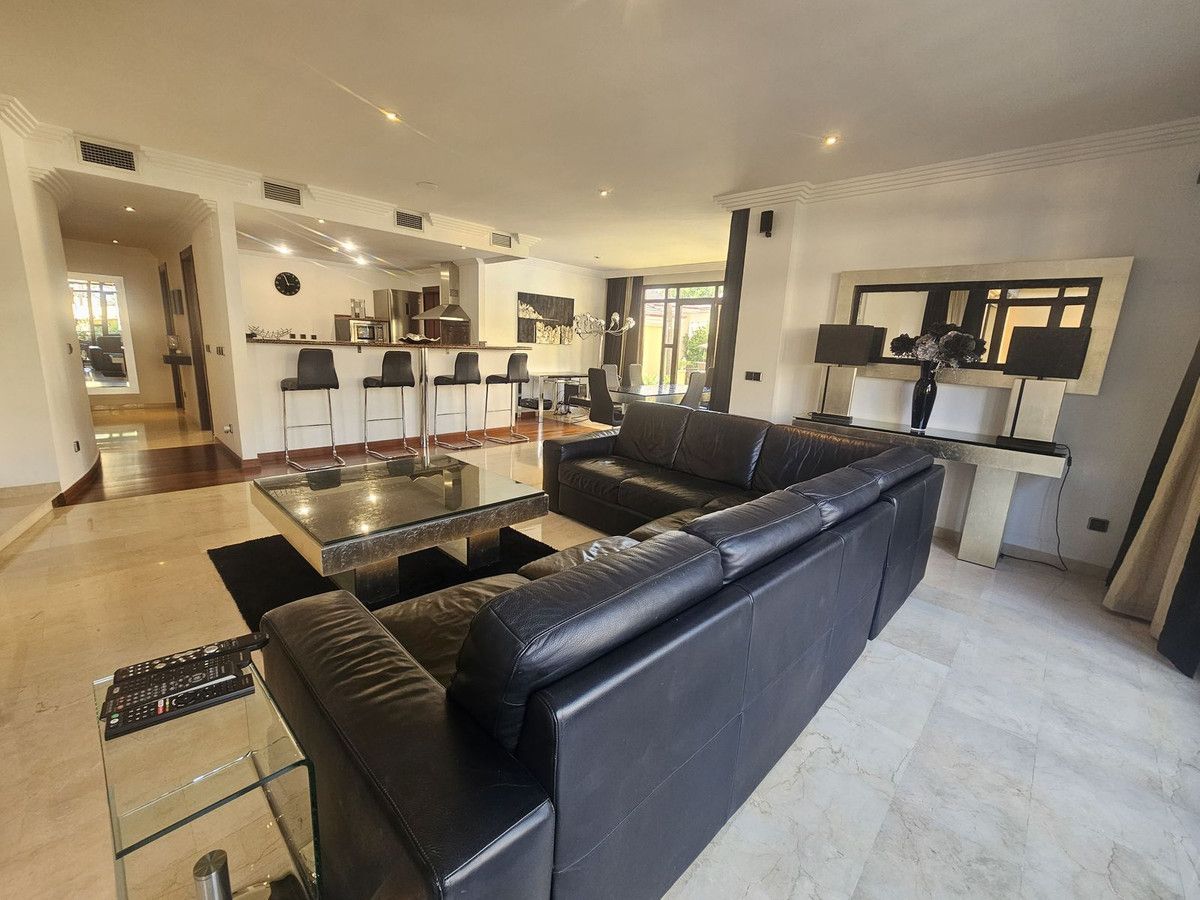 Middle Floor Apartment in Puerto Banús, Puerto Banús, 4/12
