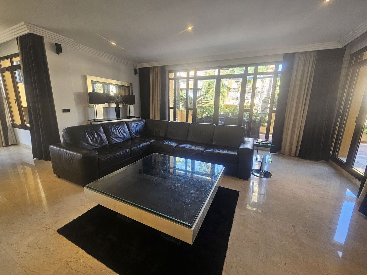 Middle Floor Apartment in Puerto Banús, Puerto Banús, 9/12
