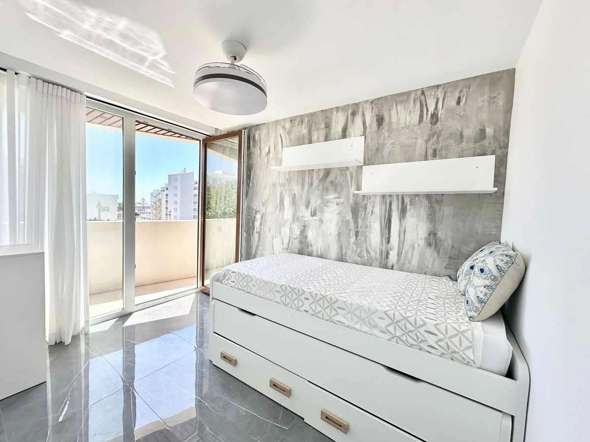 Middle Floor Apartment in Benalmadena Costa, Benalmadena Costa, 12/12