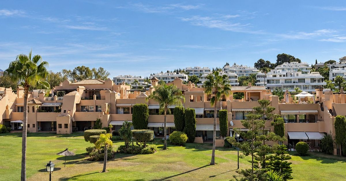 Middle Floor Apartment in Estepona, Estepona, 2/12